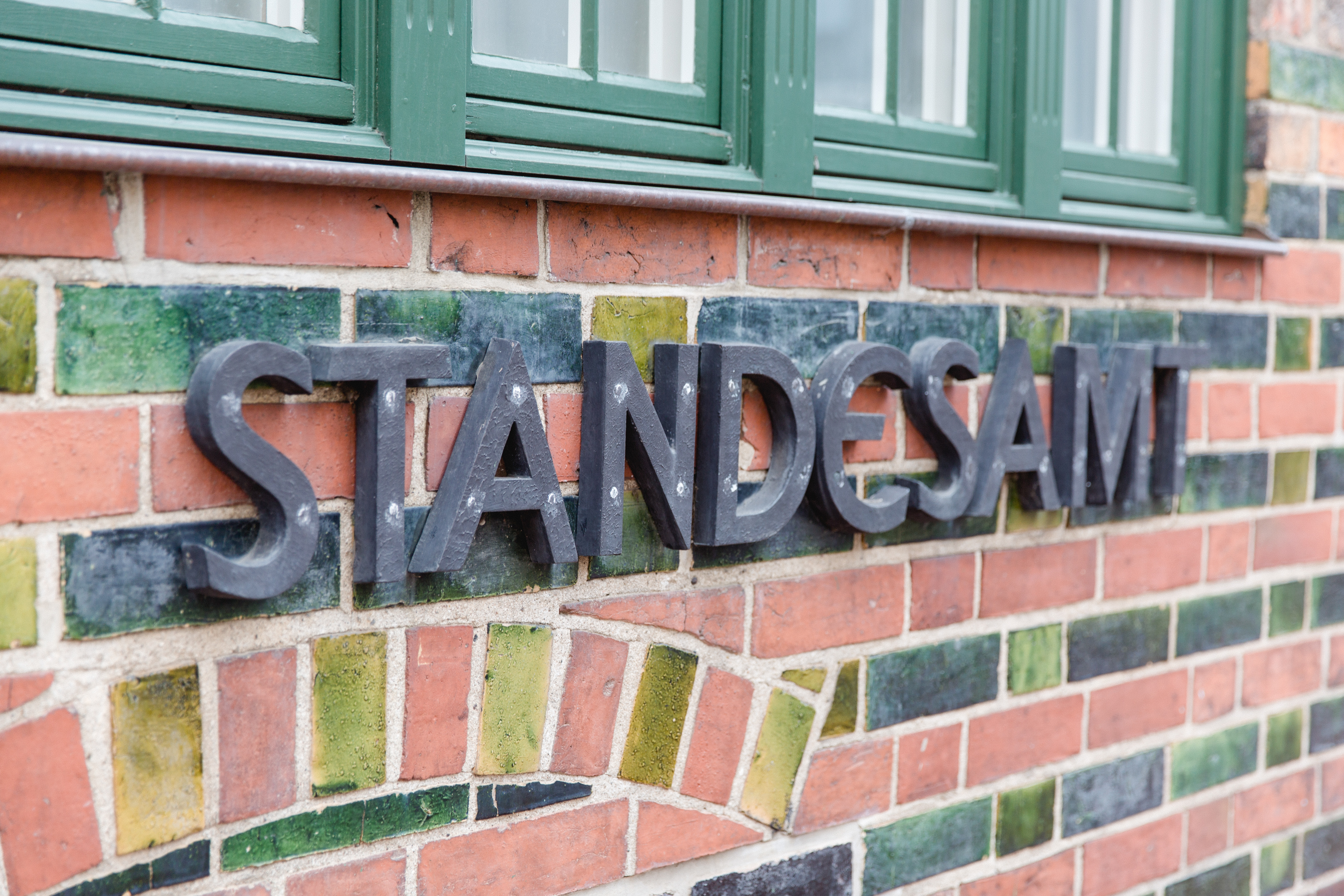 Vor dem Standesamt Rostock