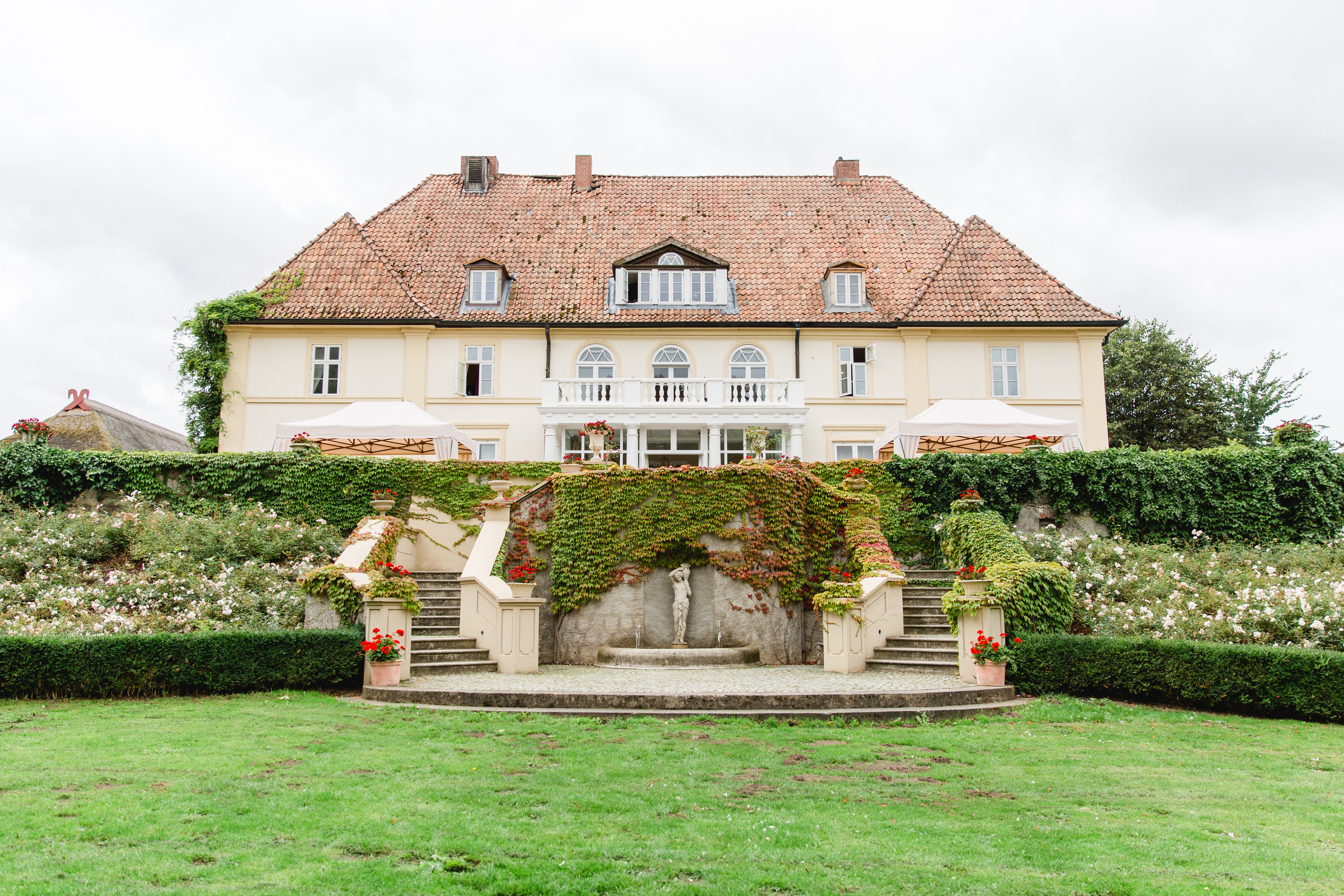 Heiraten im Standesamt Kröpelin 2 Das Gut Kleinnienhagen von der Rückseite.
