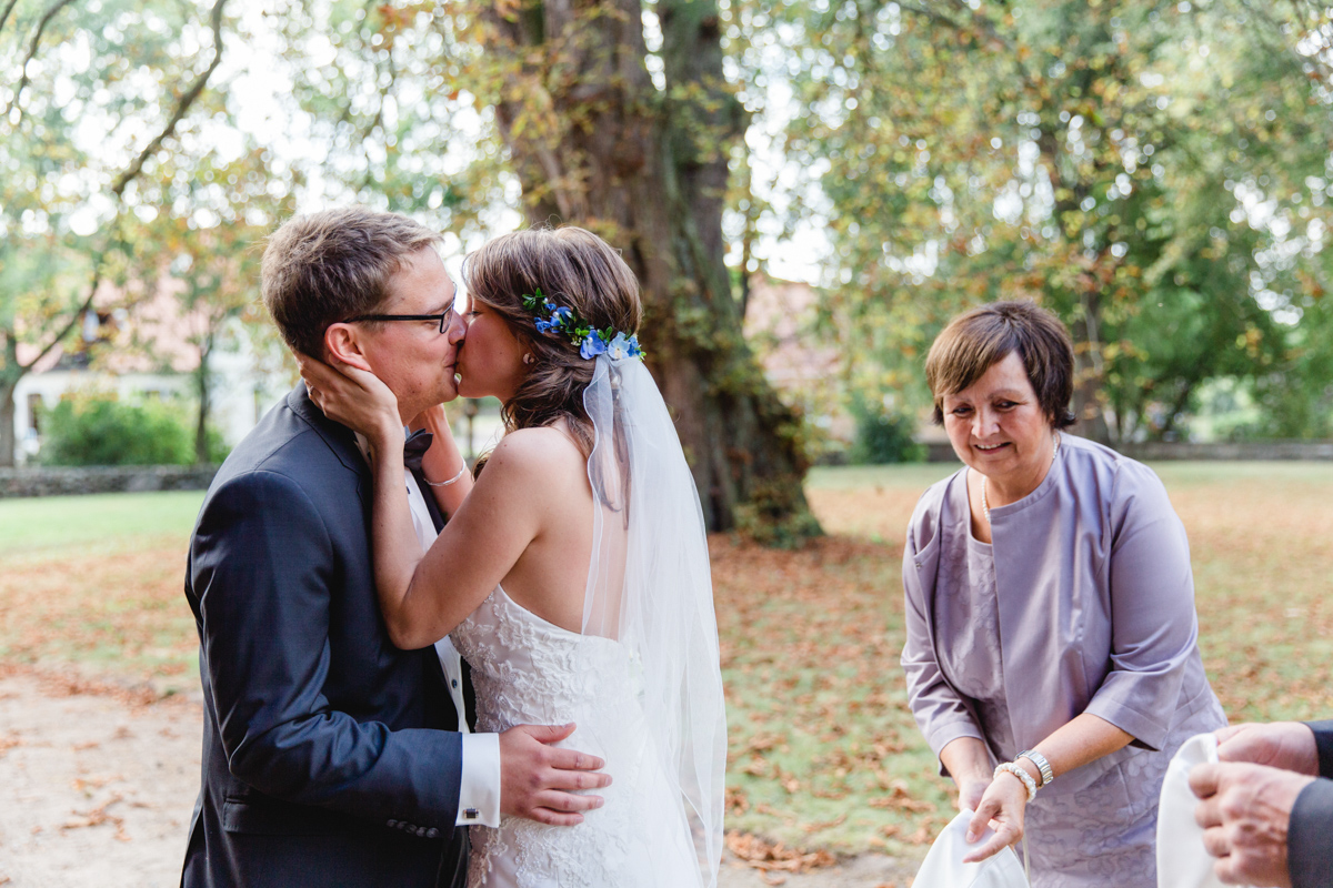 Hochzeitskuss vor der Kirche