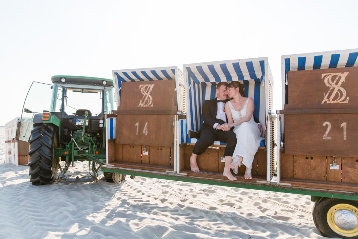 Brautpaar im Strandkorb in Ahrenshoop
