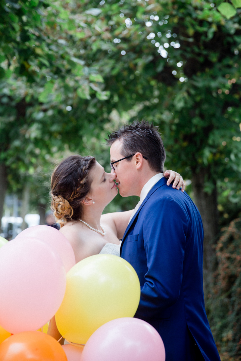 Hochzeitspaar mit Luftballons