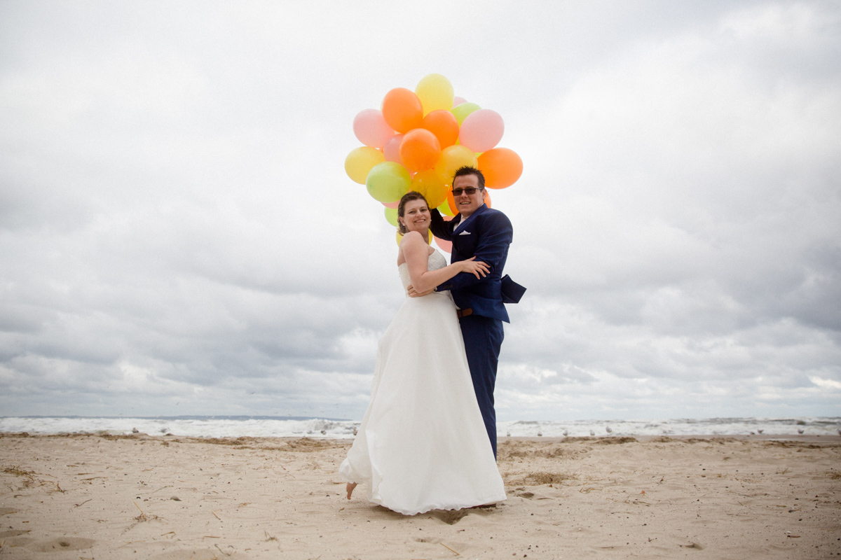 Hochzeitsfotos am Strand mit Luftballons