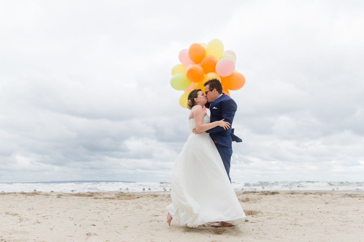 Hochzeitsfotos Strand mit Luftballon