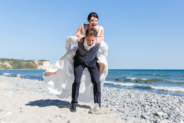 Natürliche Paarfotos beim Brautpaarfotoshooting aufnehmen