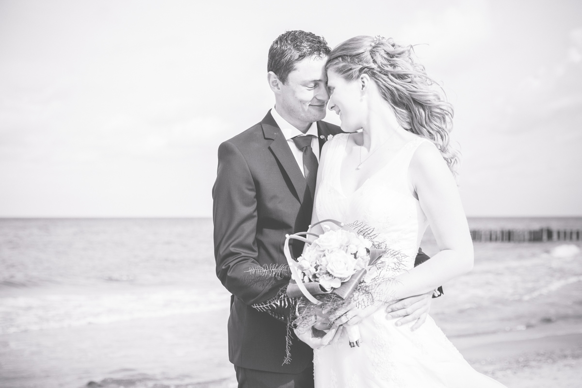 Schwarz weißes Hochzeitsfoto am Strand