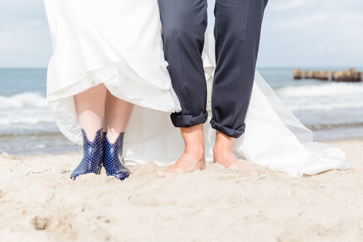 Braut Gummistiefel am Strand