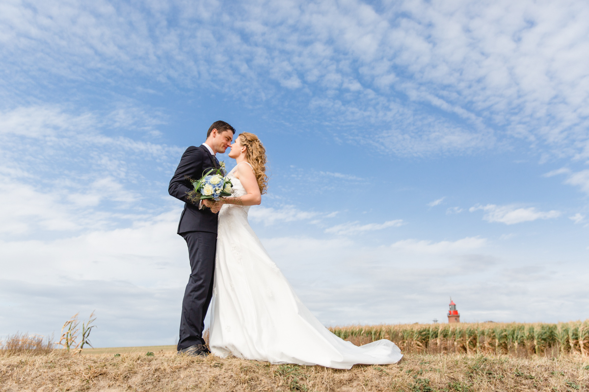 Brautpaarfotoshooting mit blauem Himmel