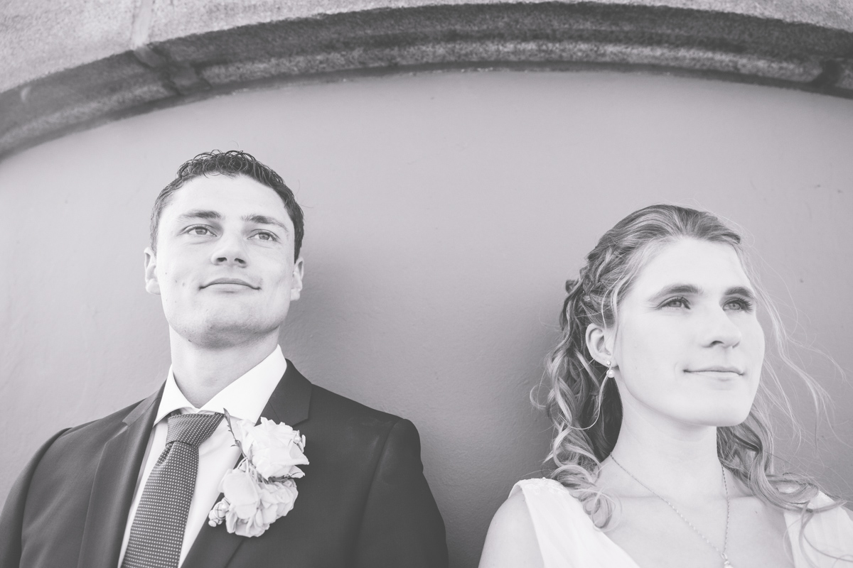 Portraitaufnahme des Brautpaares in schwarz weiß