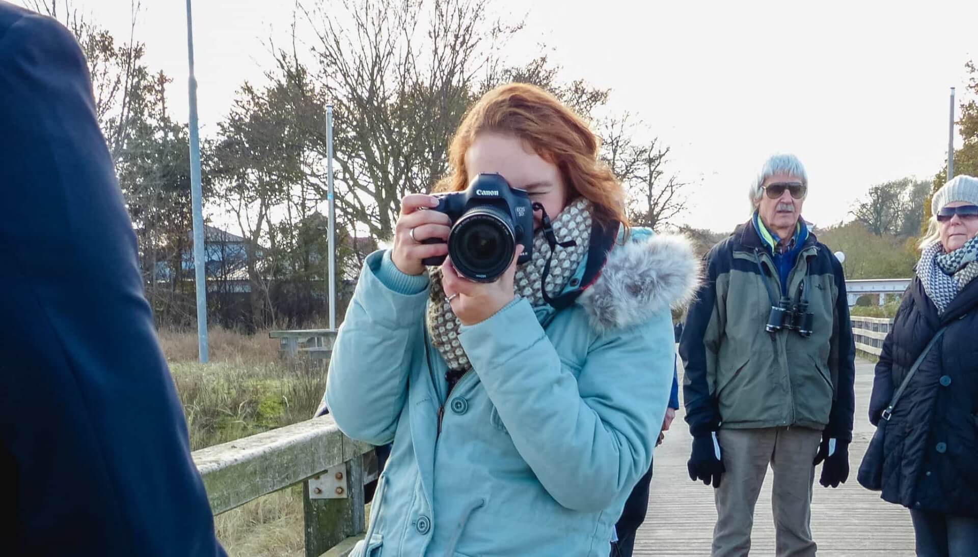 Die Hochzeitsfotografin mit ihrer Kamera