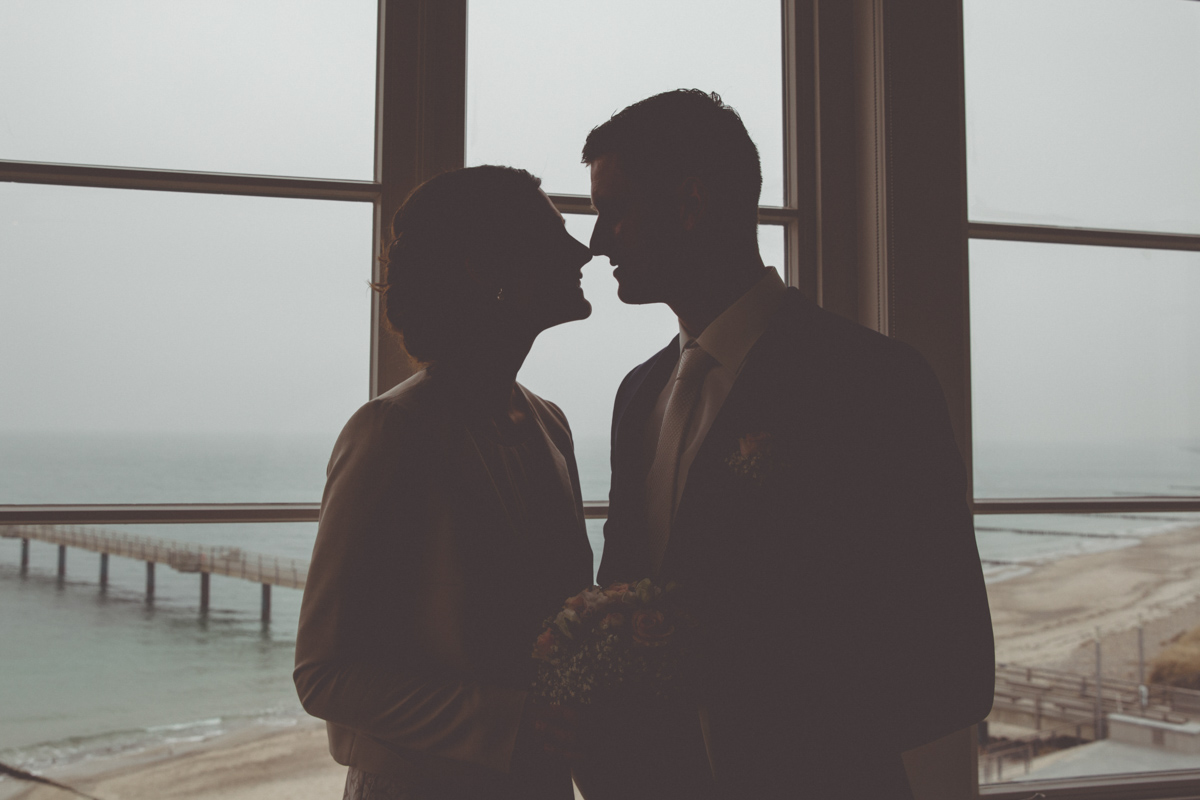 Hochzeitspaar im Hotelzimmer im Grand Hotel in Heiligendamm