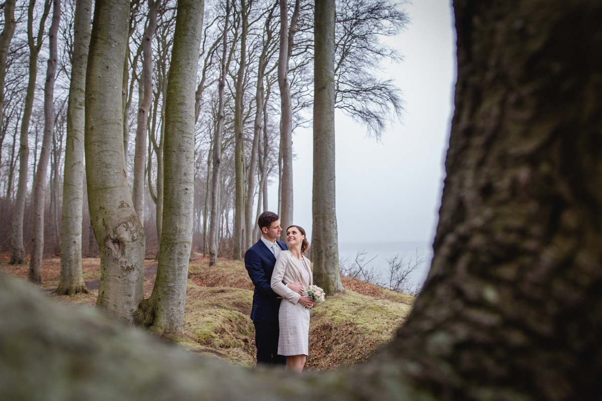 Brautpaarfotoshooting im Wald.