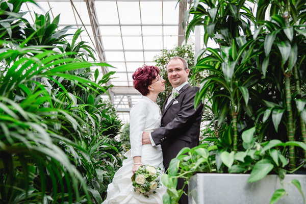 Schietwetter beim Brautpaarshooting – Teil 1: Hochzeitsfotos im Gartenmarkt