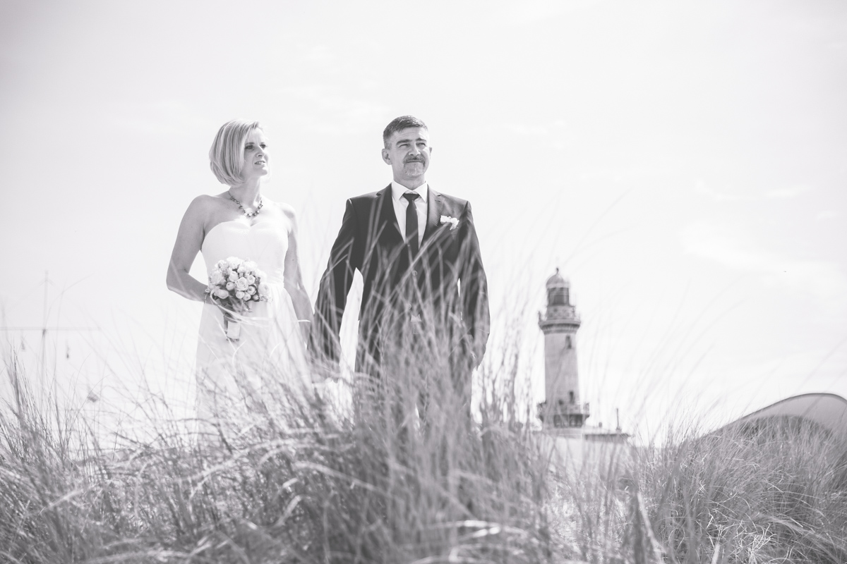 Schwarz weißes Foto einer Hochzeit in Warnemünde.