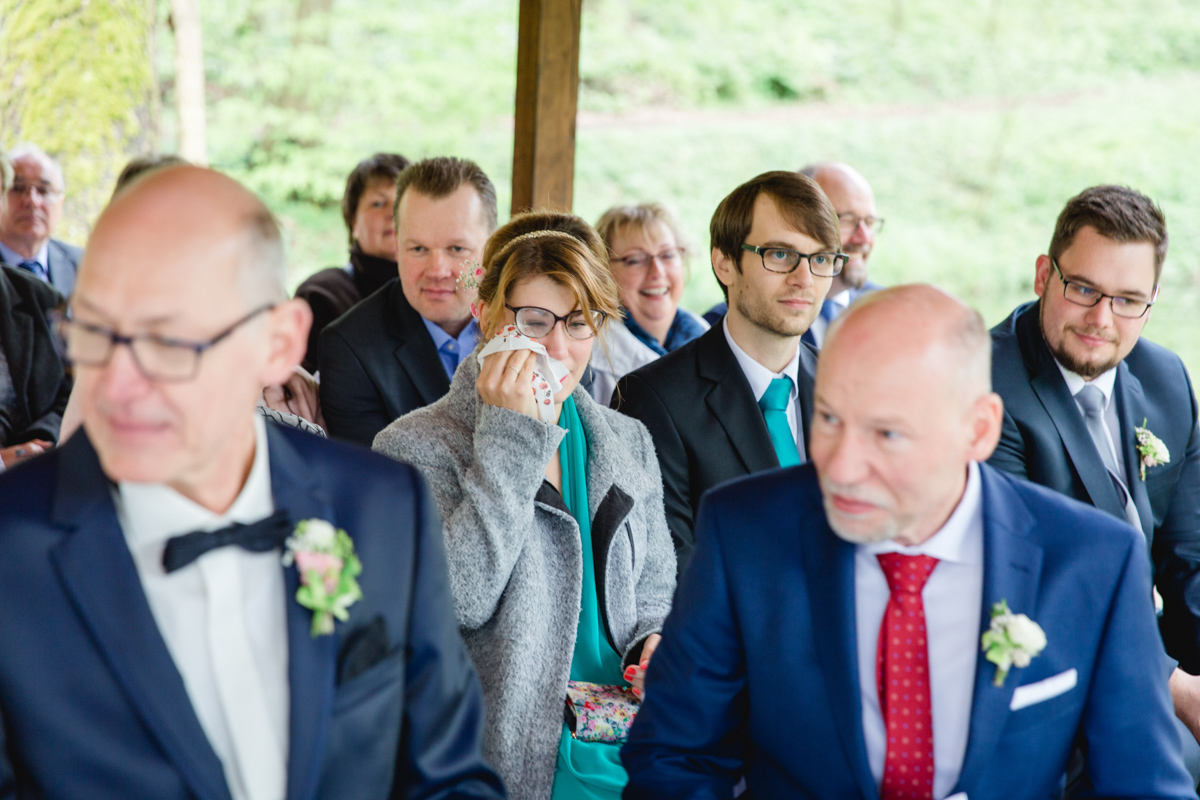 Tränen bei den Gästen während der Hochzeit.