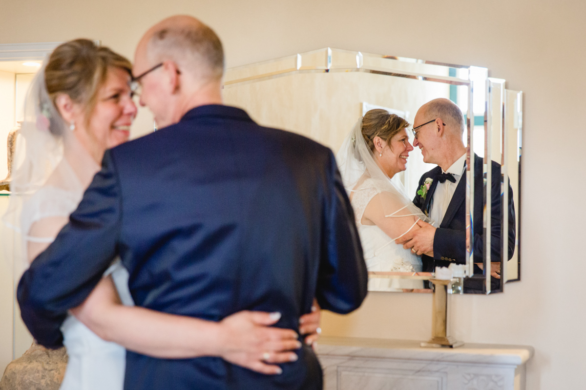 Brautpaar spiegelt sich im Spiegel.
