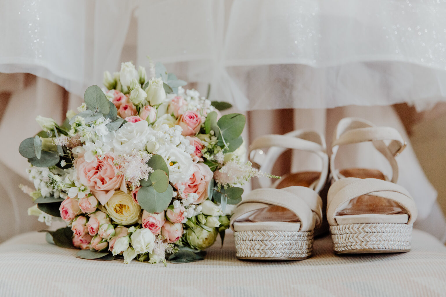 Detailfoto vom Brautstrauß und den Hochzeitsschuhen.