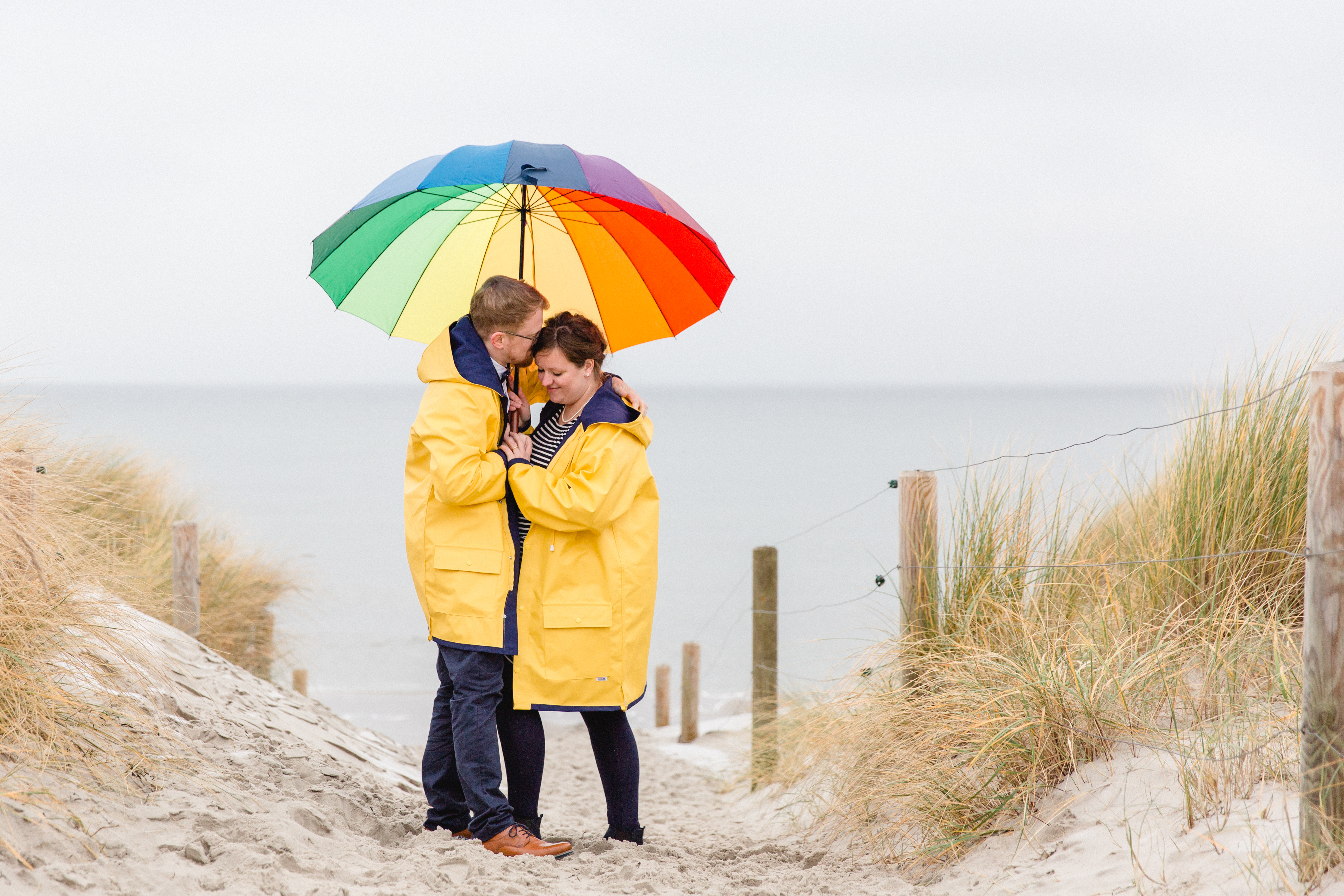 Hochzeitsfotos im Regen mit Schirm und Friesennerz