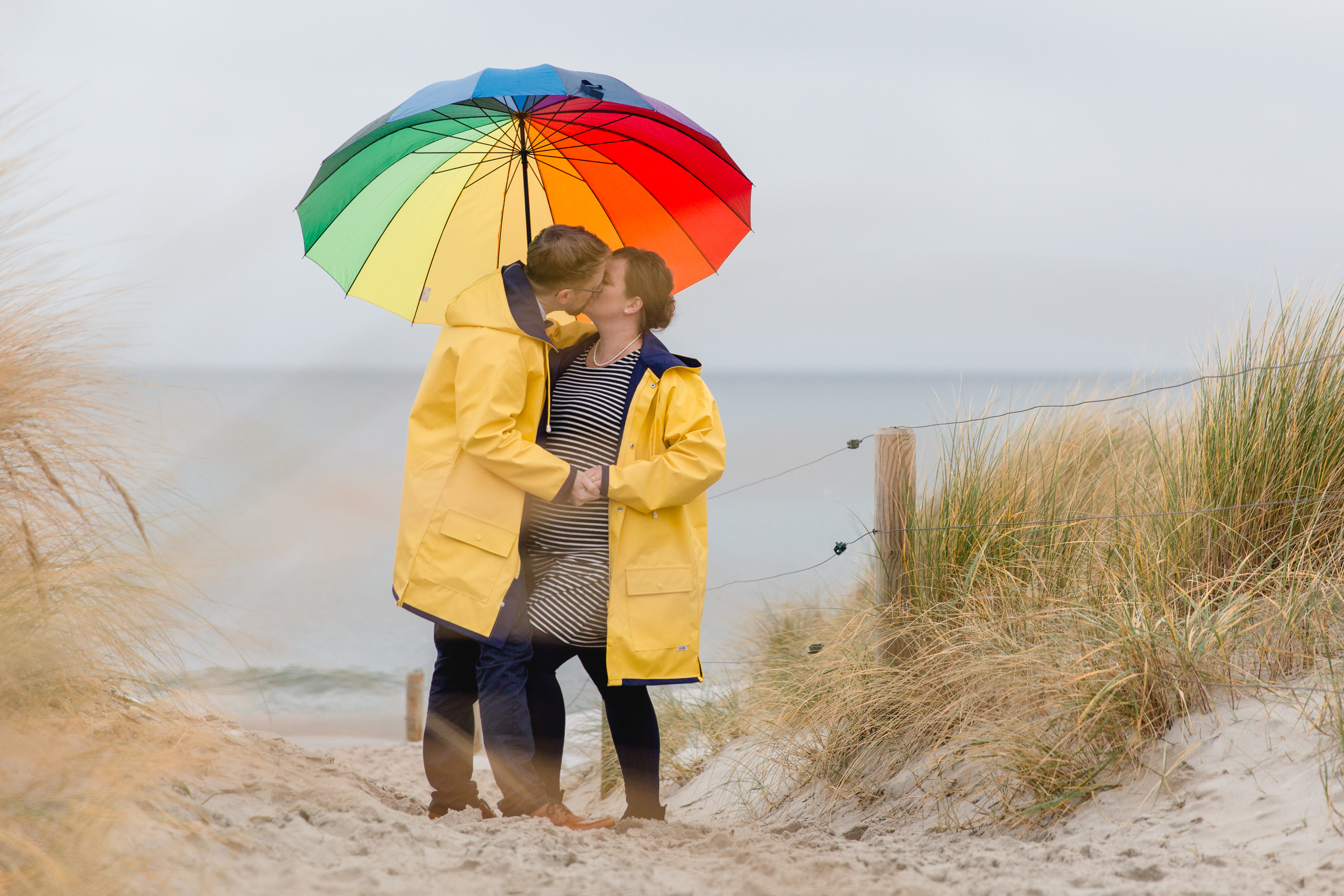 Mit Regenschirm und Friesennerz aufs Hochzeitsfoto