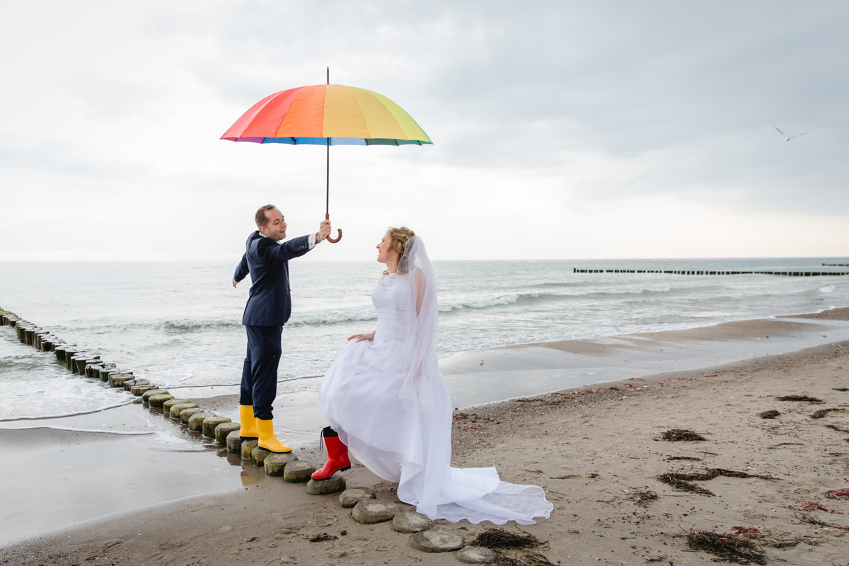 Hochzeitsfotos wenn es regnet am Strand.