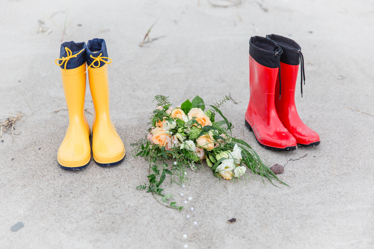 Gummistiefel für Hochzeitsfotos bei Regenwetter.