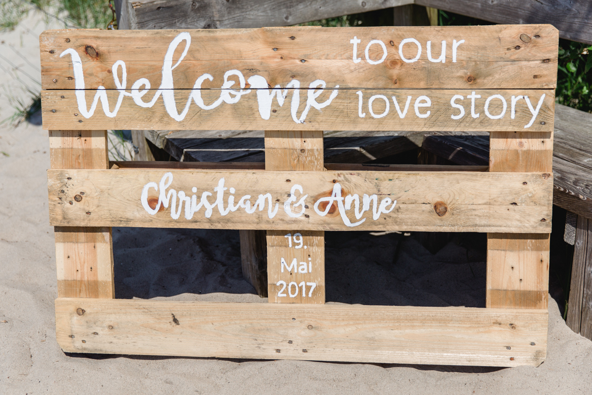 Holzpalette als Wegweiser zur Hochzeit.