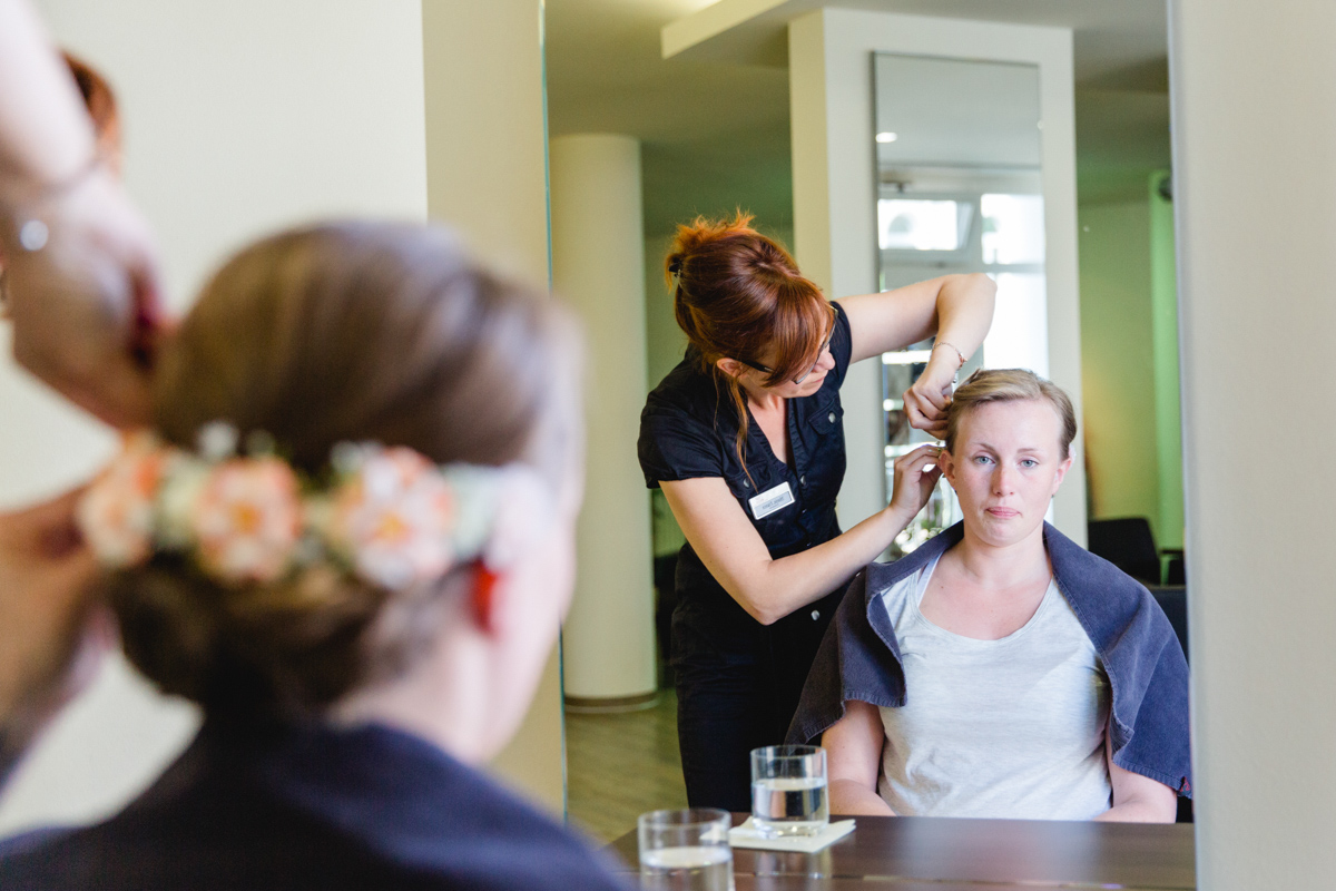 Braut wird beim friseur in Sellin gestylt.