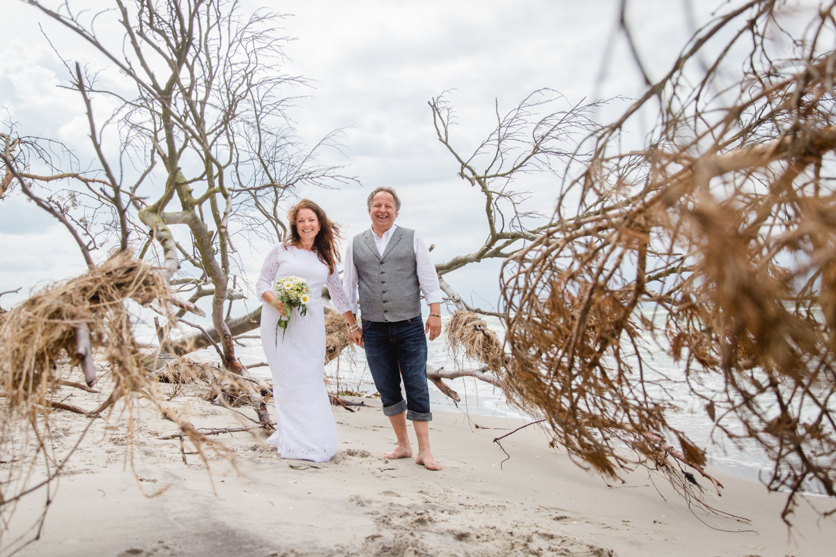 Brautpaar beim Fotoshooting am Weststrand.