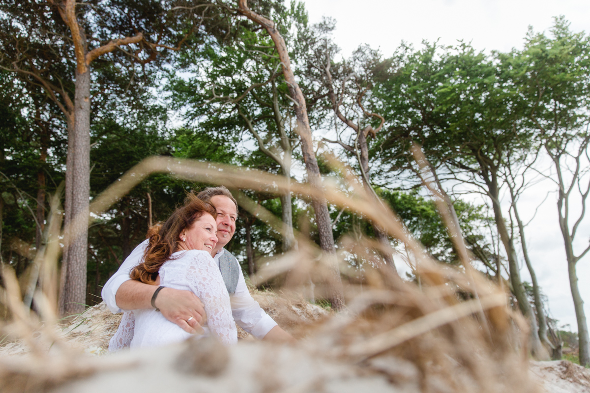 Brautpaar beim Fotoshooting am Strand.