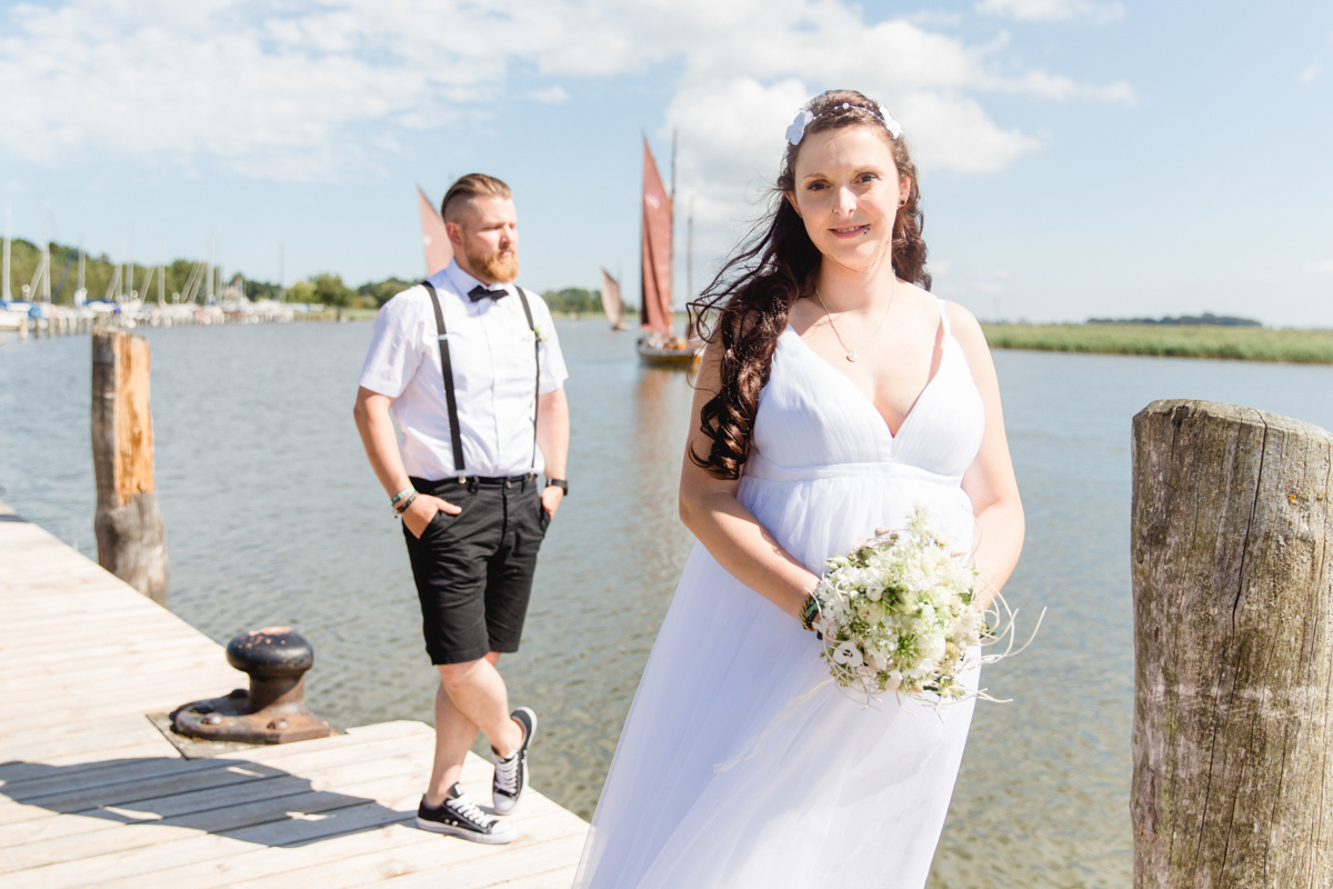 Brautpaarfotos aufgenommen am Hafen in Zingst.