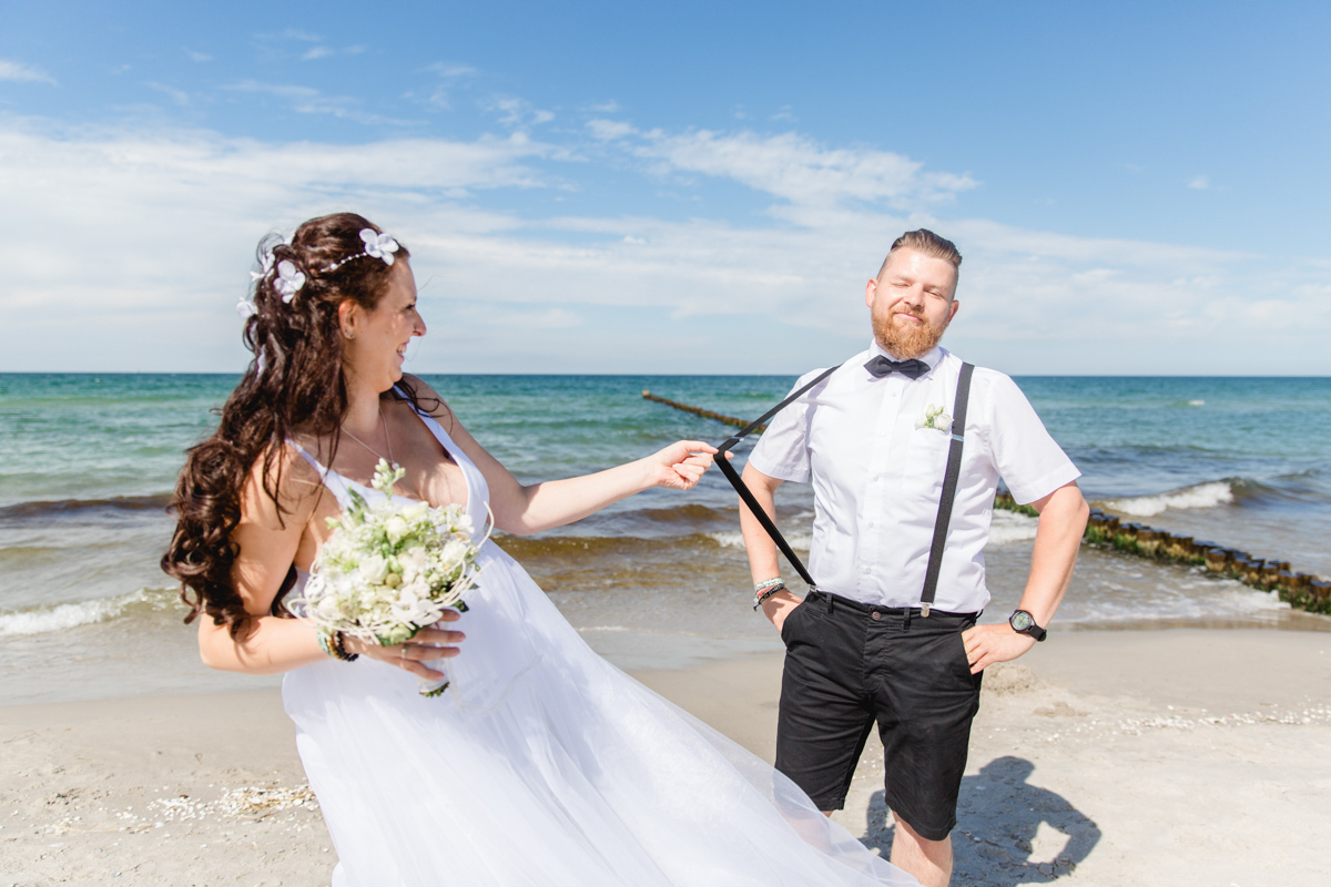 Braut und Bräutgiam am Strand.