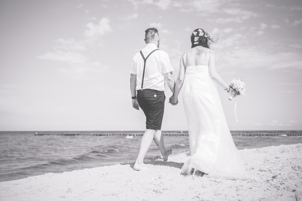 Hochzeitsfotos aufnehmen am Strand.