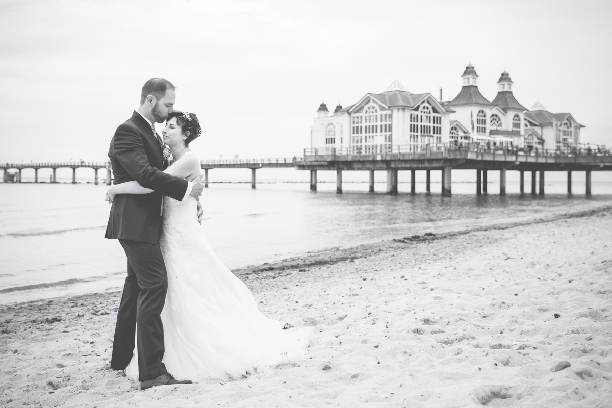 Brautpaarfotos am Strand von Sellin