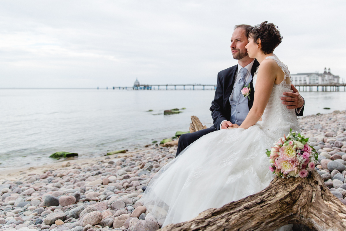 Hochzeitsfoto am Strand von sellin aufgenommen.