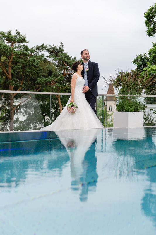 Hochzeitsfoto am rooftop-Pool.