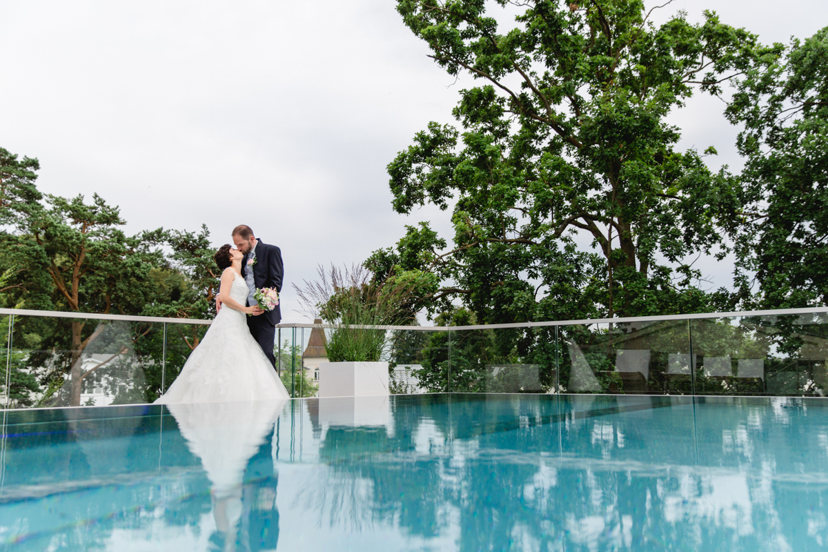 Hochzeitsfoto Sellin am rooftop Pool