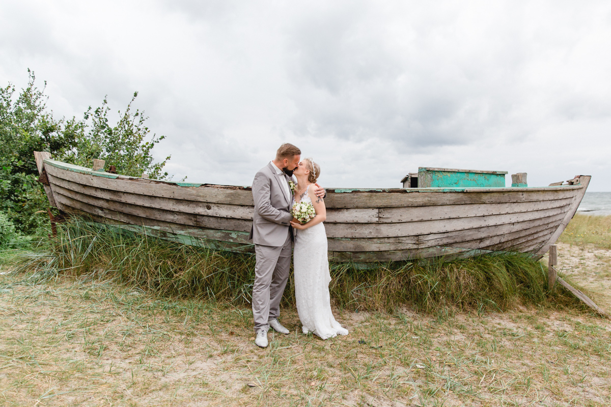 Hochzeitsfotoreportage in Zingst am alten Boot.