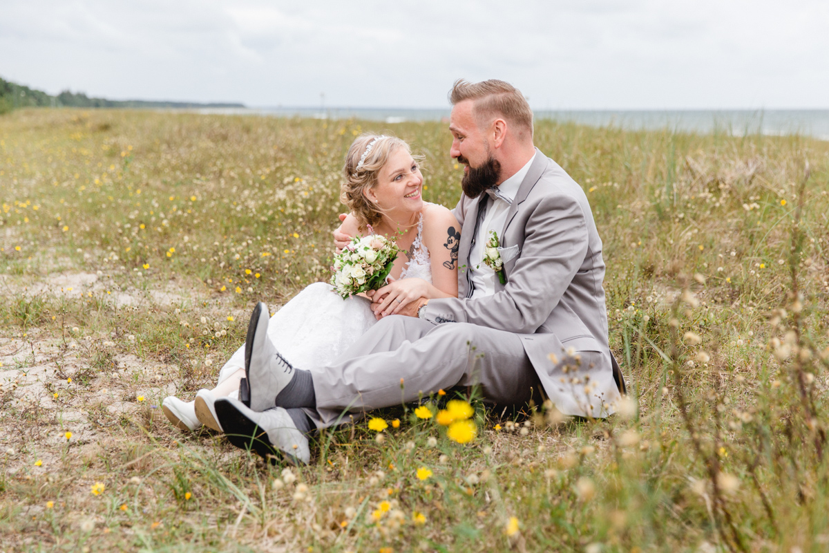 Verliebtes Brauttpar auf der Düne von Zingst