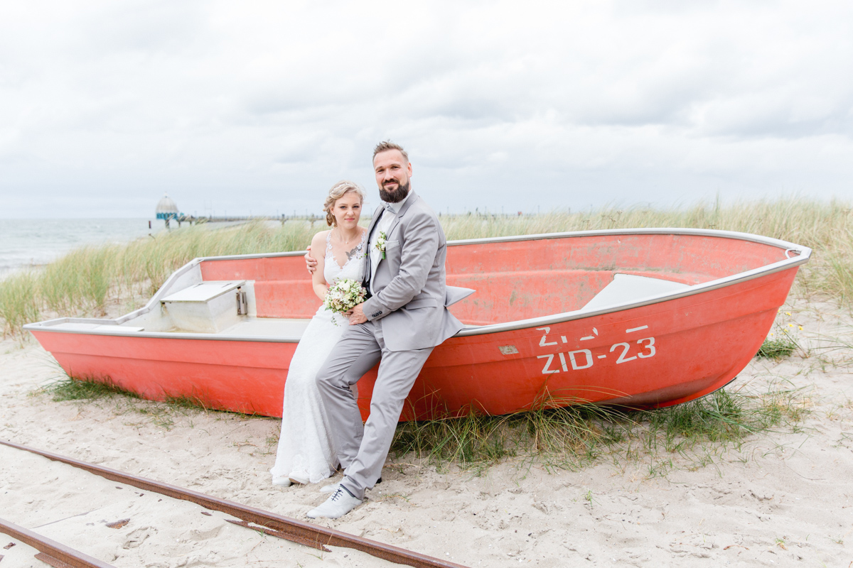 Brautpaar an einem roten Boot in Zingst.