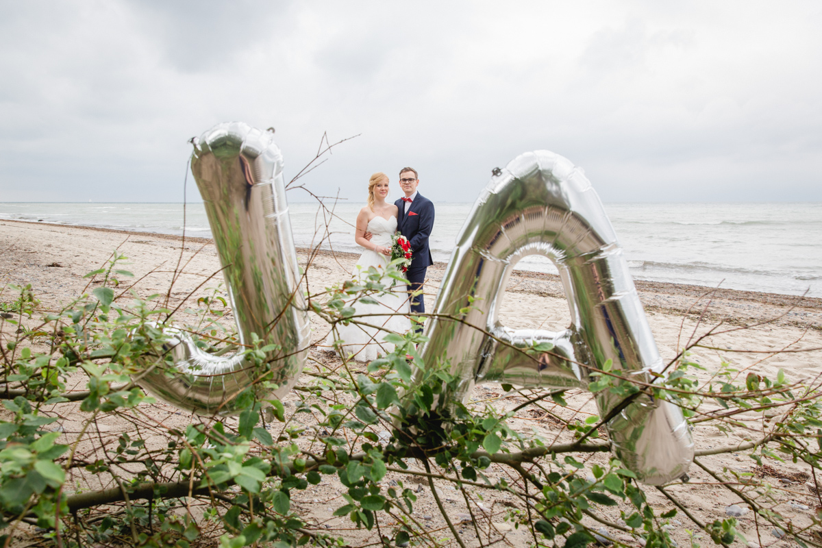 Hochzeitsfotos am Strand aufgenommen.