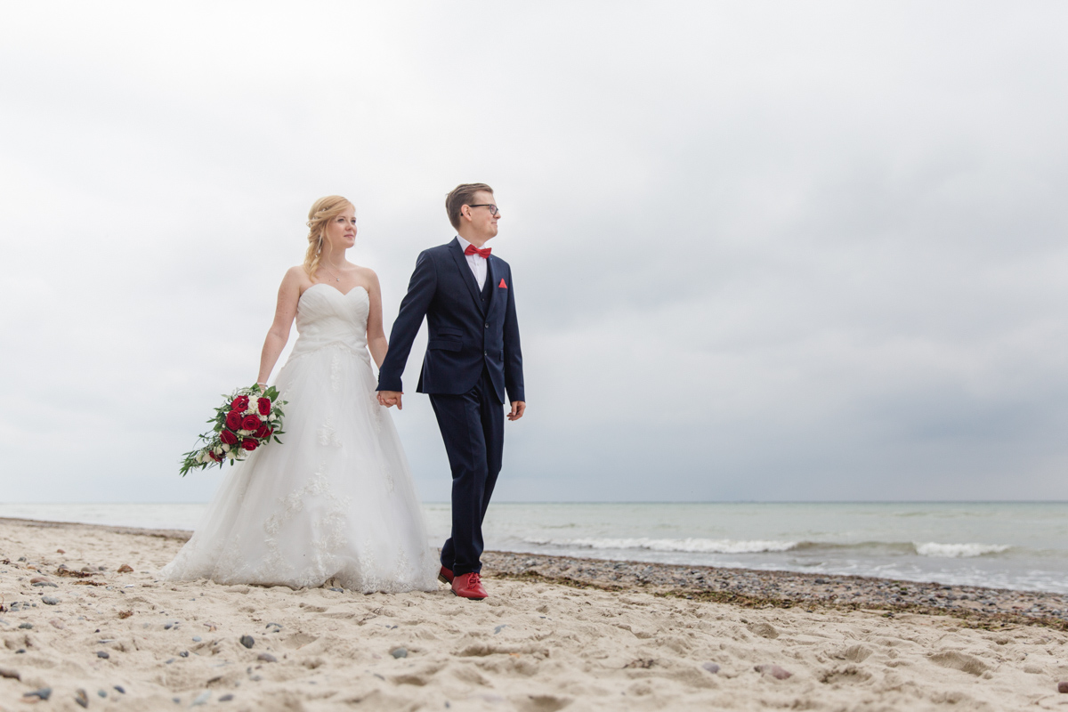 Fotoshooting am Strand mit einem Brautpaar.