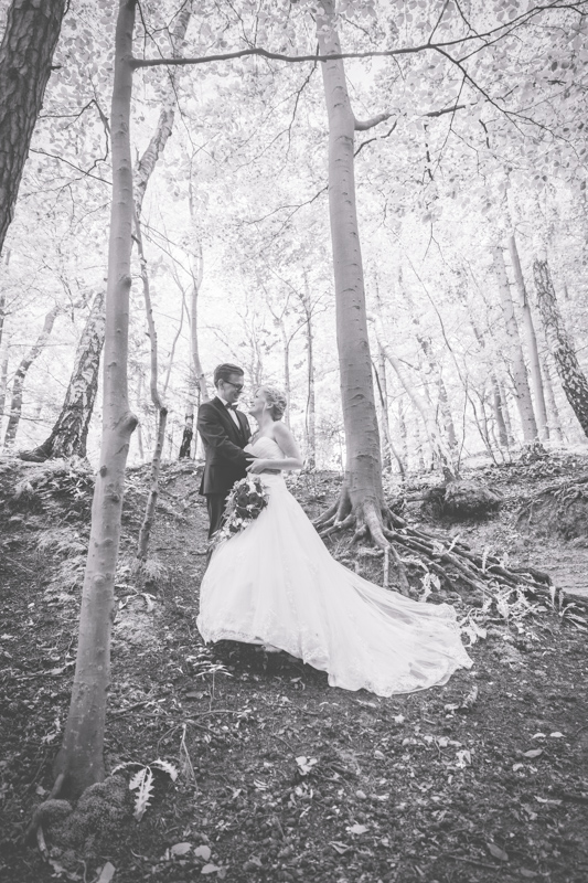 Fotoshooting mit einem Brautpaar im Wald.