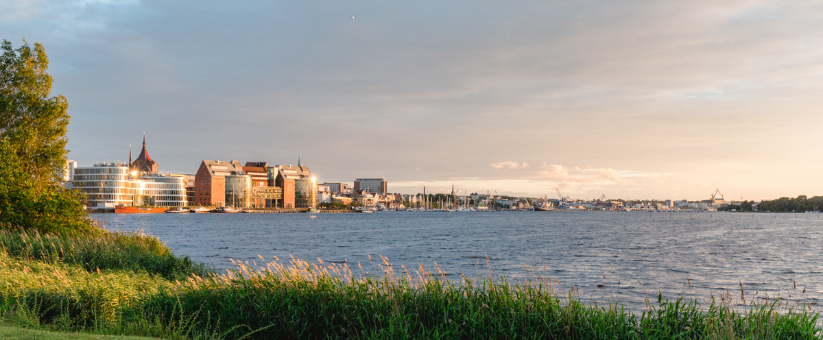 Stadthafen in Rostock bei Sonnenuntergang.