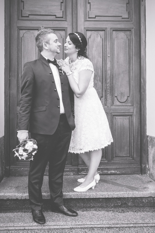 Brautpaar in schwarz weiß