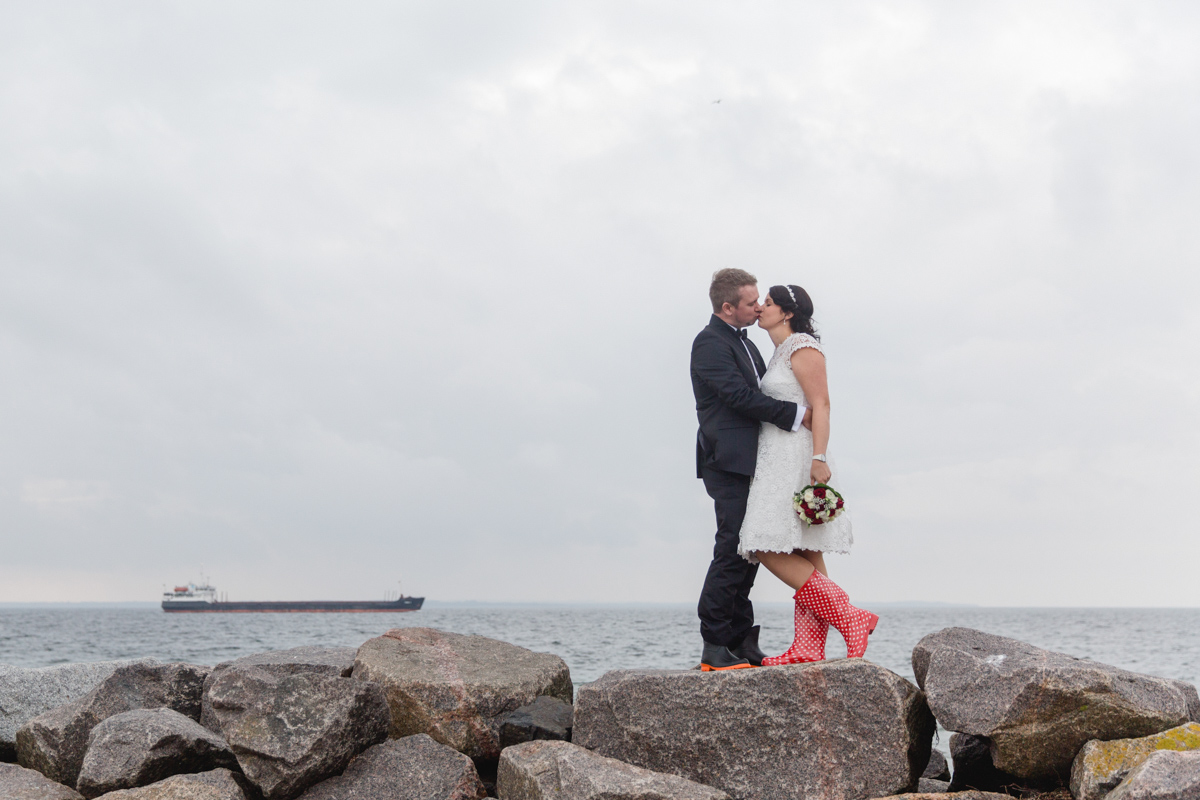 Regenwetter beim Brautpaarfotoshooting an der Ostsee.