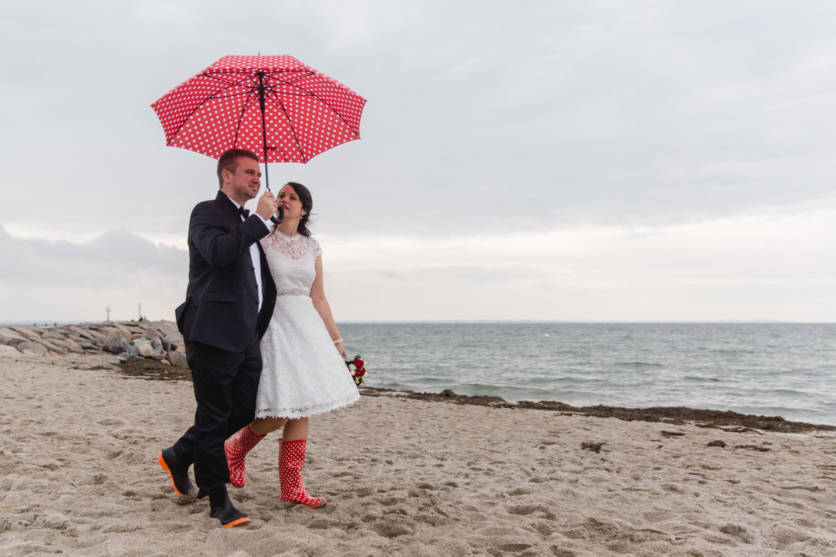 Hochzeitsfotos an der Ostsee mit Regenschirm.