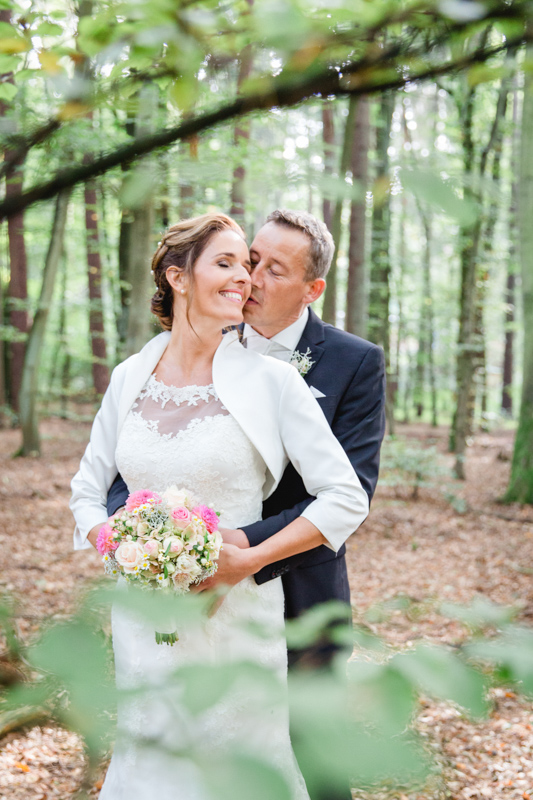 Brautpaarfotoshooting im Wald.