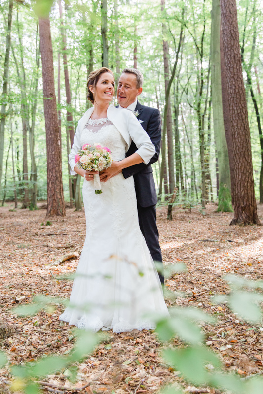 Fotoshooting mit einem Brautpaar im Wald.