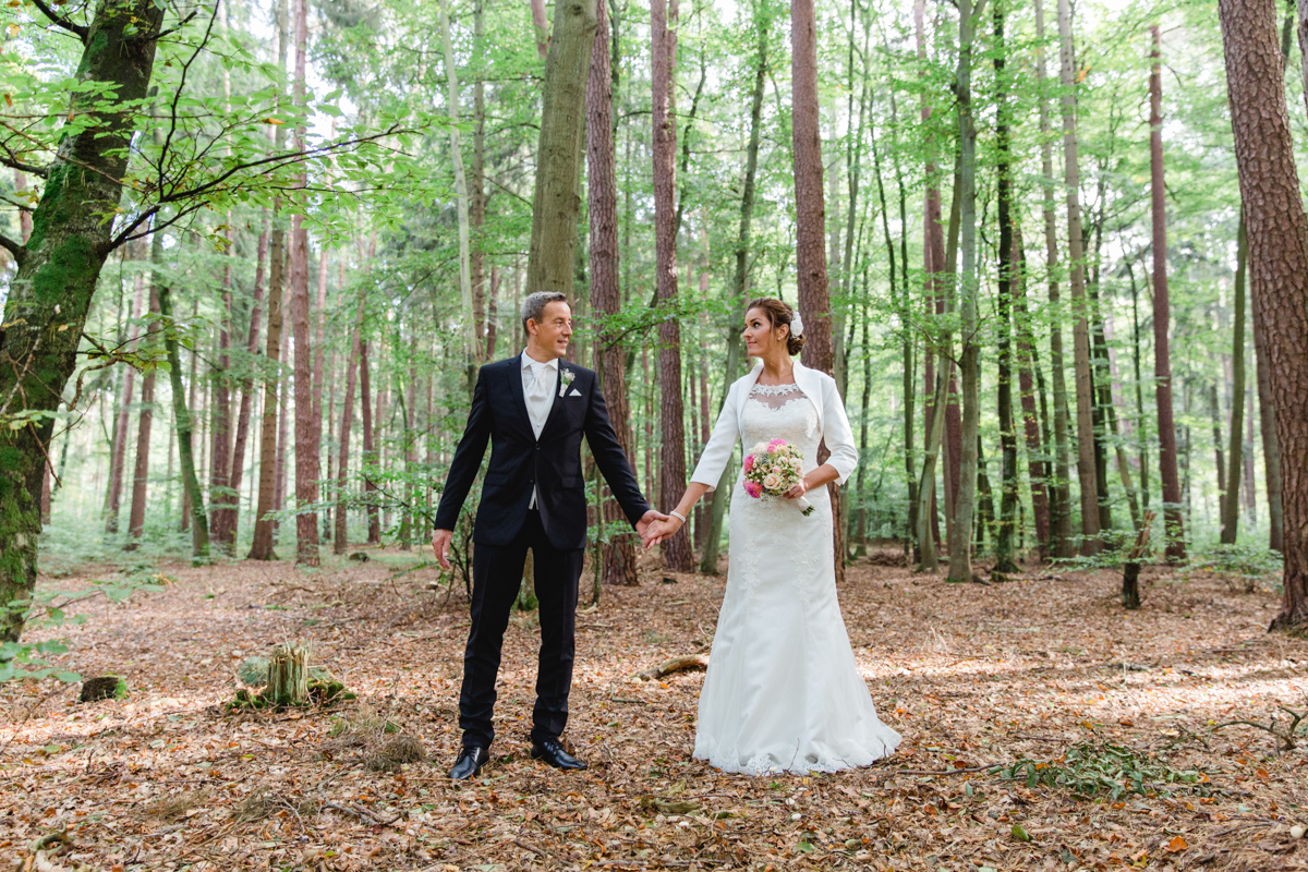 Mit dem Hochzeitspaar im Wald zum Fotografieren.