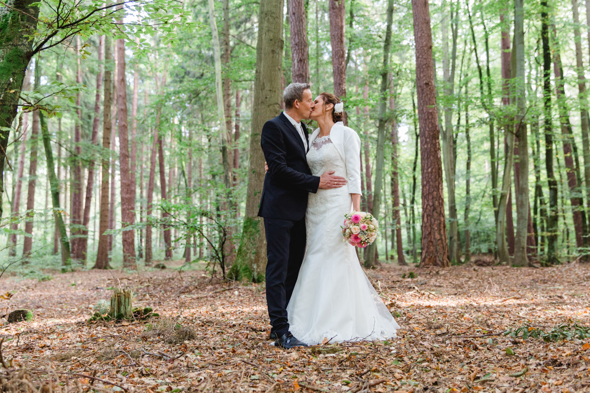 Hochzeitsfotos aufgenommen im Wald.