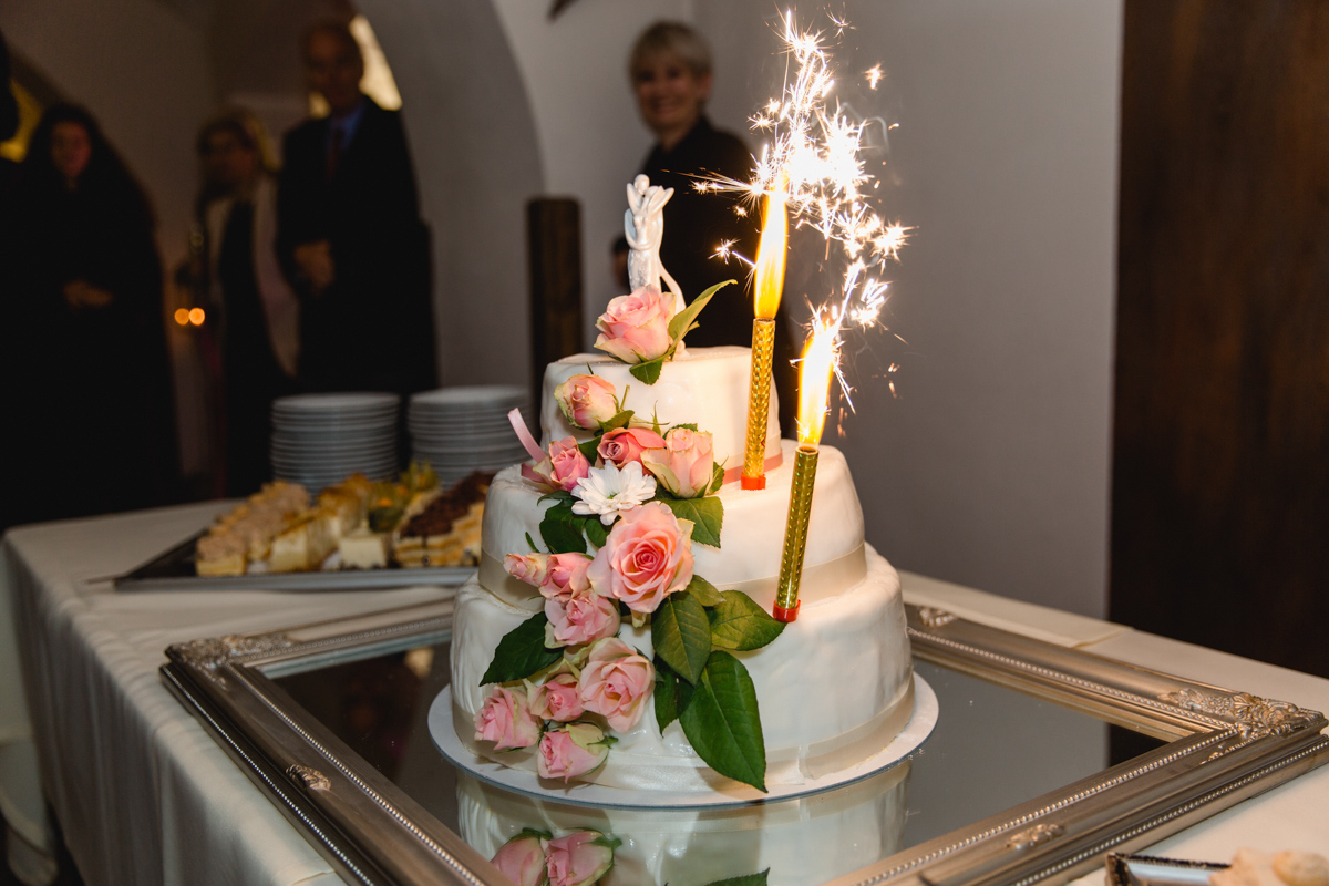 Hochzeitstorte mit Feuerwekr.